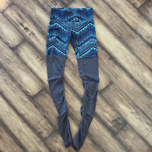 ALO Yoga Blue, Purple, & Gray Pattern Goddess Leggings - Picture 1 of 6